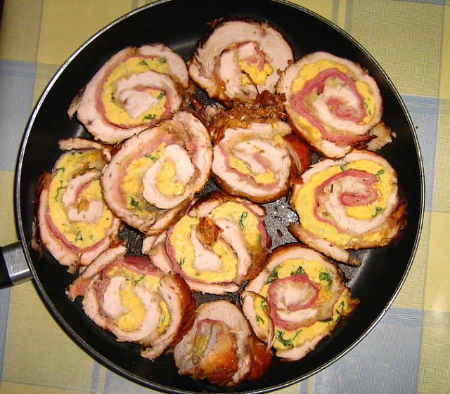 L'arrosto ripieno si cuoce nene in casseruola Fette di arrosto farcito nella casseruola