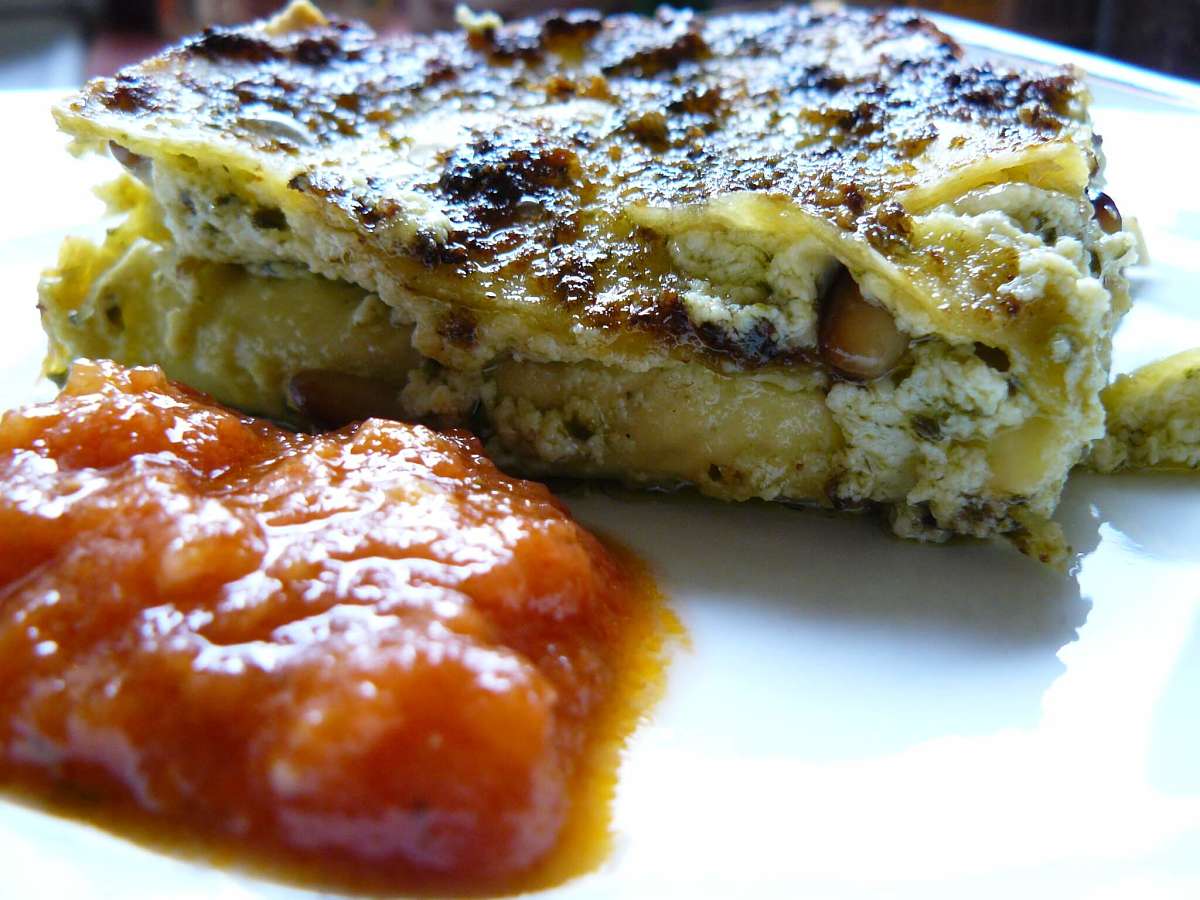 Lasagne al pesto, robiola e ricotta con salsa al pomodoro a parte