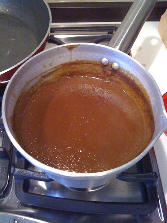 Salsa messa sul fuoco ad addensare con l'amido di mais