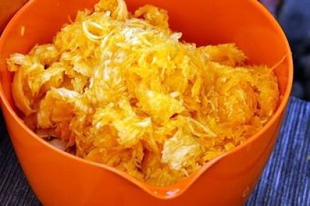 Cavolo bianco fermentato e prelevato dalla salamoia