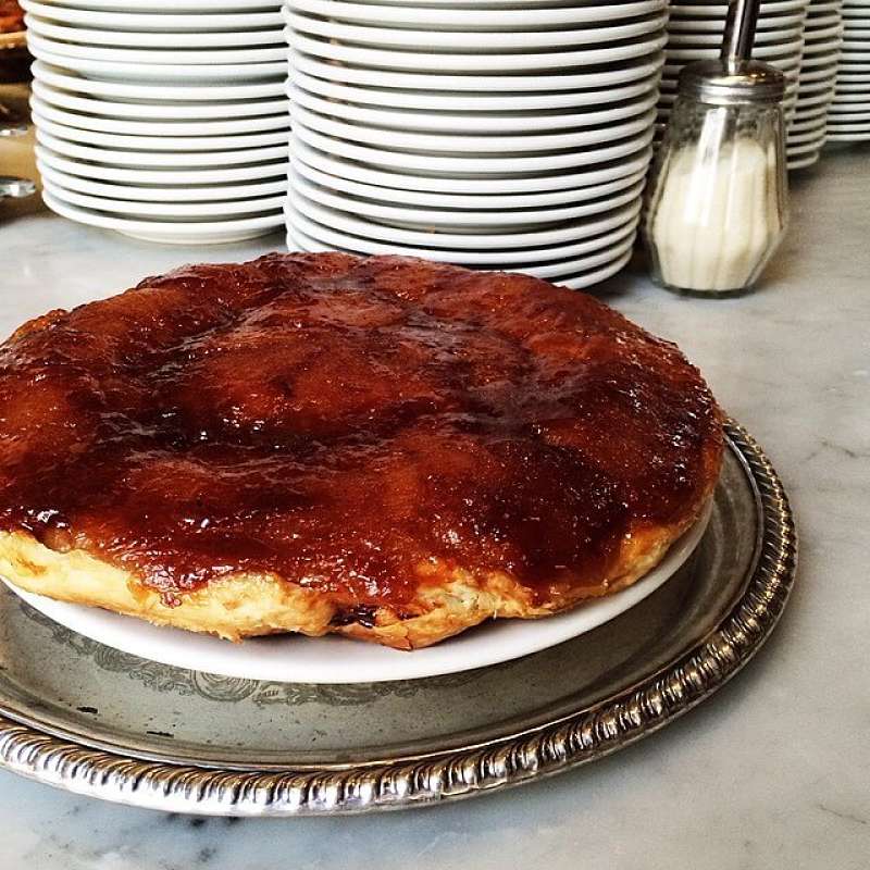 Golosa Tarte Tatin alle prugne appena rovesciata sul piatto