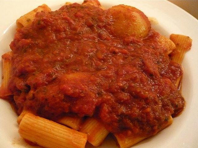 Rigatoni conditi con il gustoso Tocco di carne genovesei