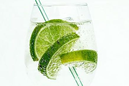 Acqua gasata con buccia di lime per aromatizzarla