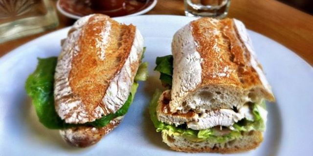 Baguette farcite insolite Baguette con Torihamu di pollo e insalata