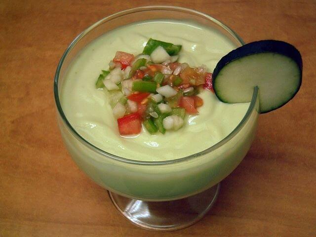 Gazpacho bianco estivo con verdure al centro