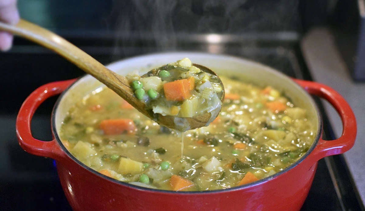 Pentola di ghisa con minestrone dentro