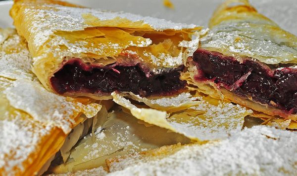 Strudel di ciliegie cosparso di zucchero a velo