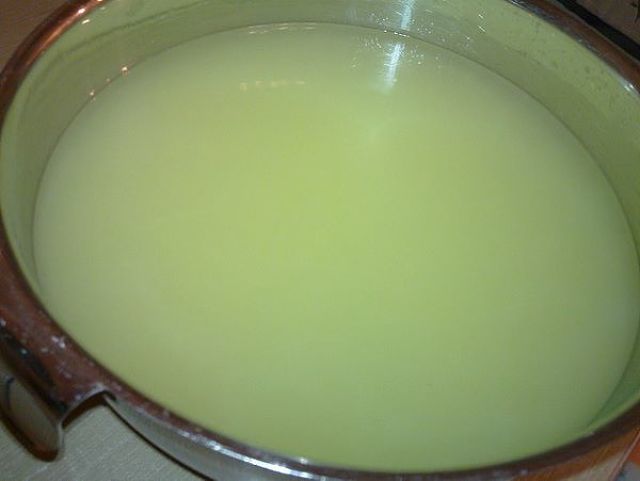 Il siero di latte si può fare in casa facilmente