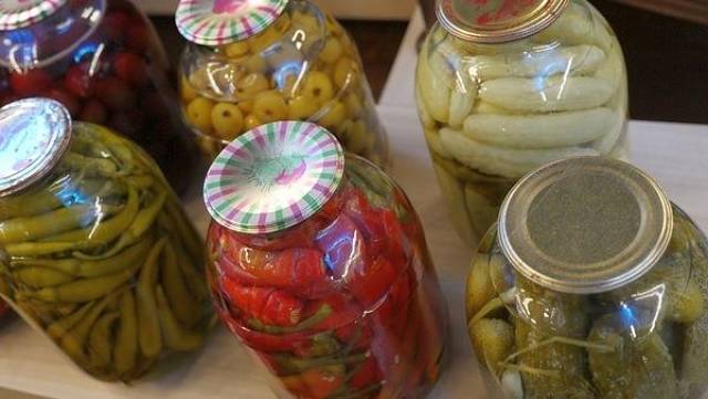 Barattoli con differenti verdure sottoposte a benefica lattofermentazione