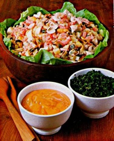 Insalata di mare ricca con salsa e spinaci a parte