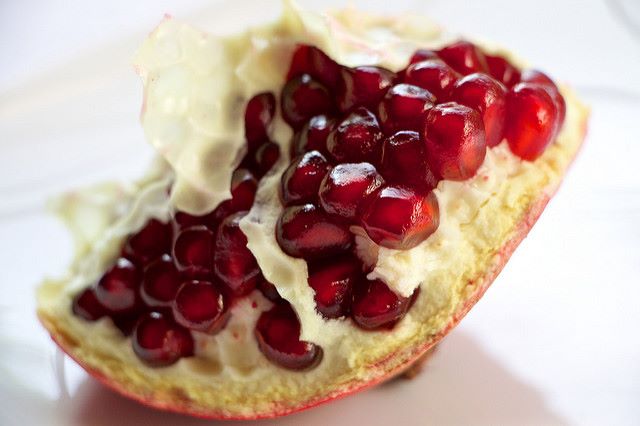 Succosi chicci maturi di melagrana adatti per l'impiego in cucina