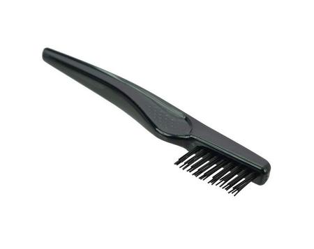 L'apposito utensile cleaner facilita la pulizia delle spazzole per capelli