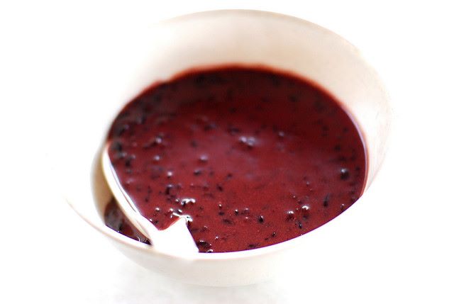 Salsa di melograno adatta ad accompagnare carni e formaggi