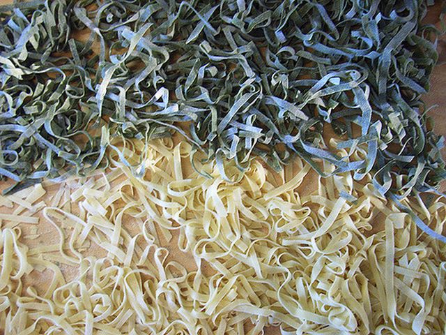 Tagliatelle paglia e fieno fatte in casa