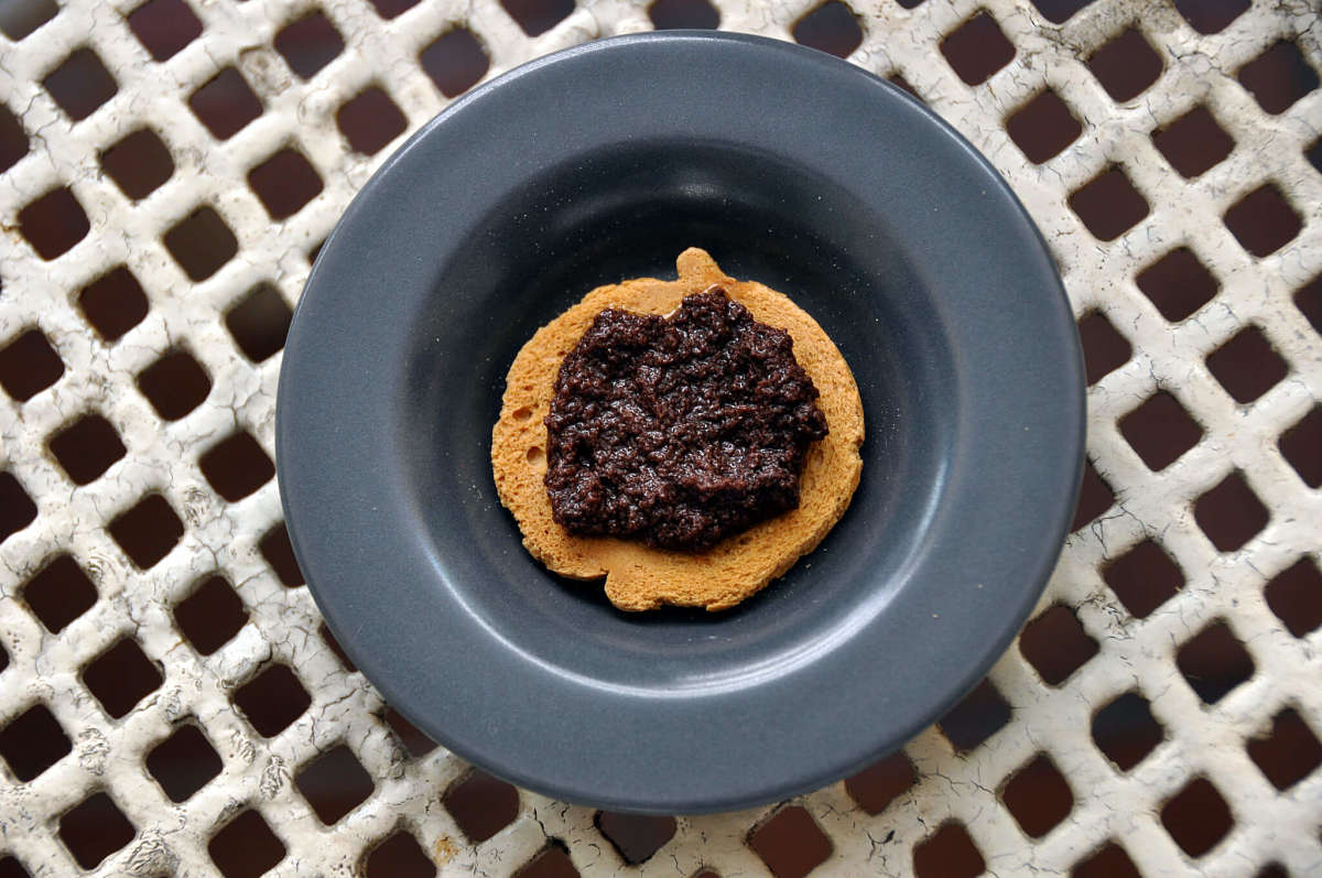 La salsa tapenade provenzale è adattissima ad eaasere spalmata sui crostini