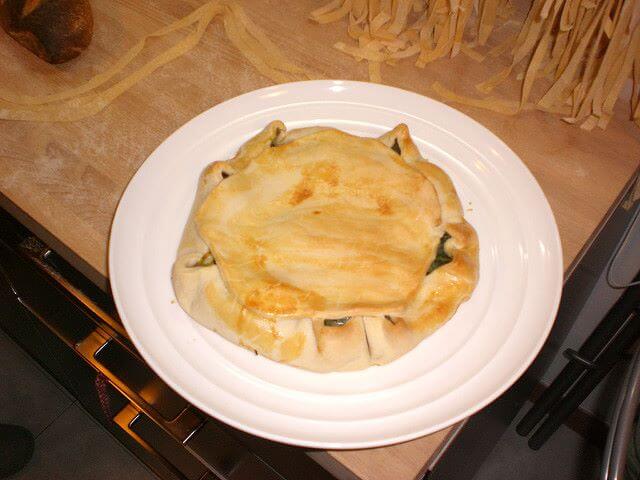 Torta di bietole ricca ancora intera