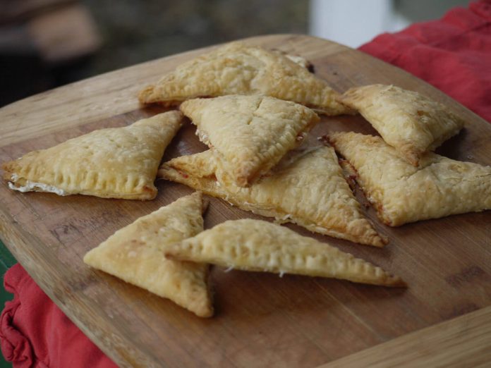 Triangolini di pasta sfoglia alle pere e formaggio gorgonzola