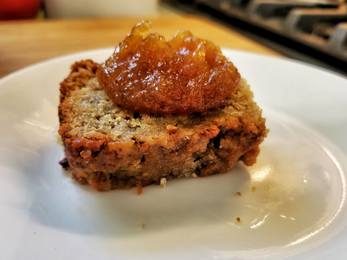 Fetta di torta con sopra confettura di fichi fatta in casa