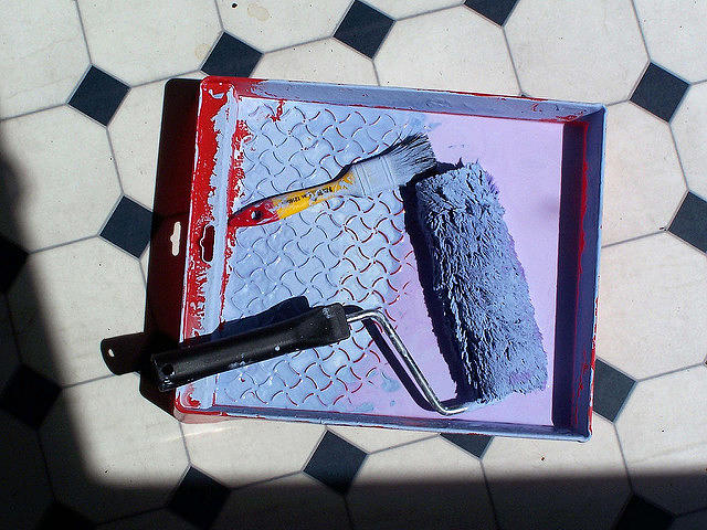 Rullo e vaschetta da imbianchino Rullo e vaschetta necessari per tinteggiare le pareti