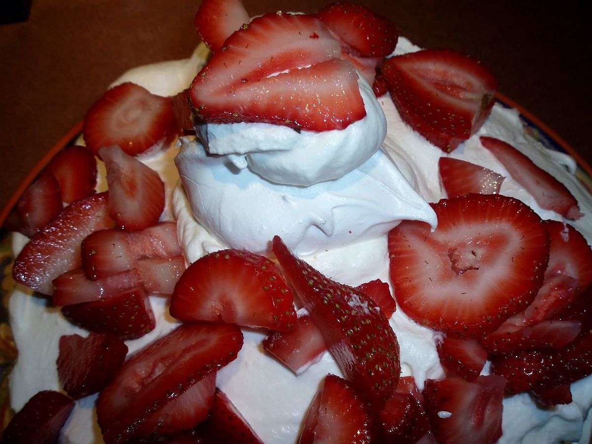 Come decorare la bavarese di fragole Bavarese di fragole ornata con panna e fragole fresche tagliate