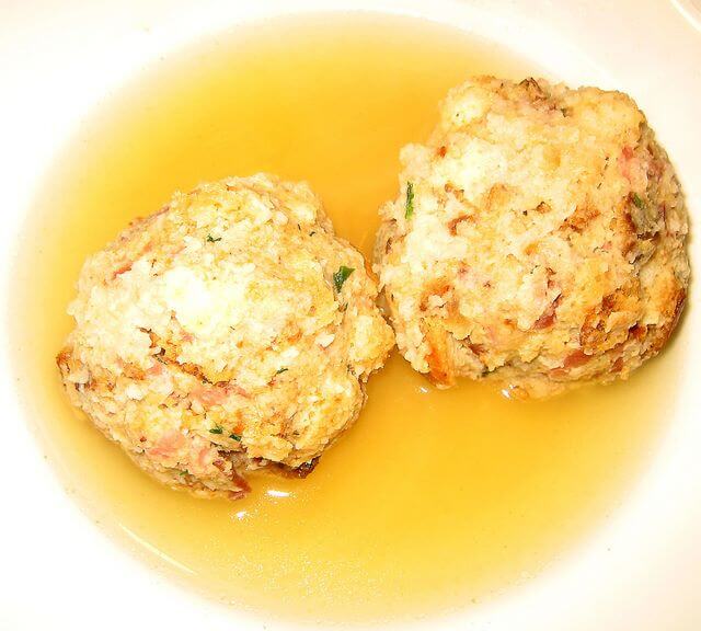 Canederli di speck e salame nel piatto