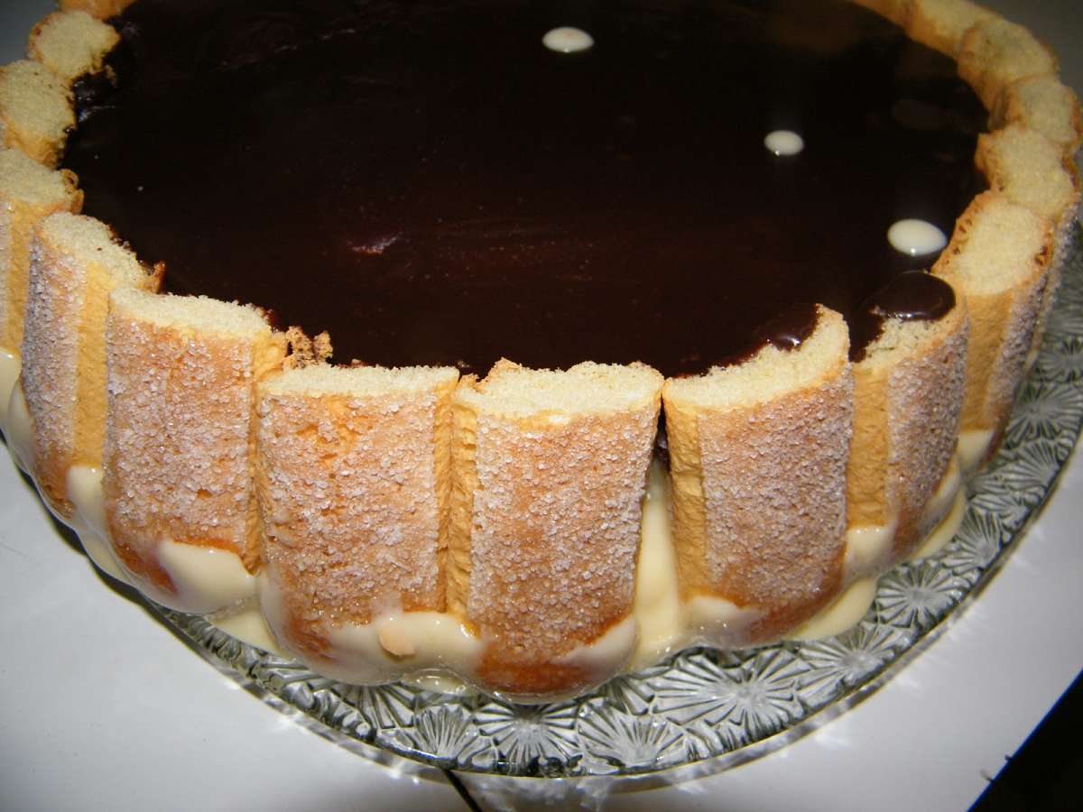 Torta Charlotte al cioccolato fondente e savoiardi