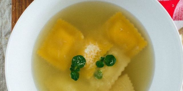 Chiarificare il brodo permette di fare una minestra di ravioli perfetta