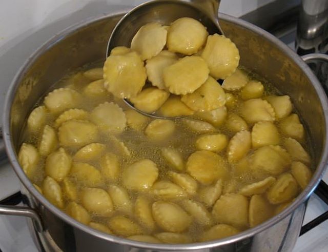 Anolini in brodo Anolini ripieni fatti a mano in brodo