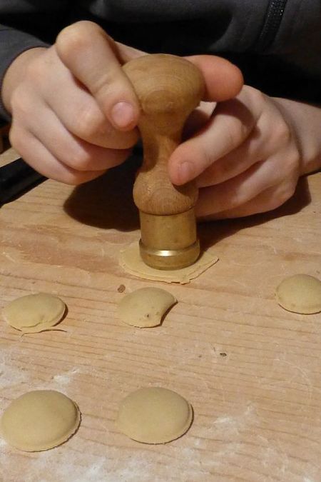 Come fare gli anolini ripieni con l'apposito utensile