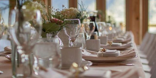 Tavola elegante apparecchiata bene secondo il Galateo