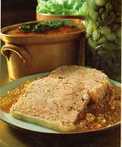 Fette di terrina di coniglio con gelatina