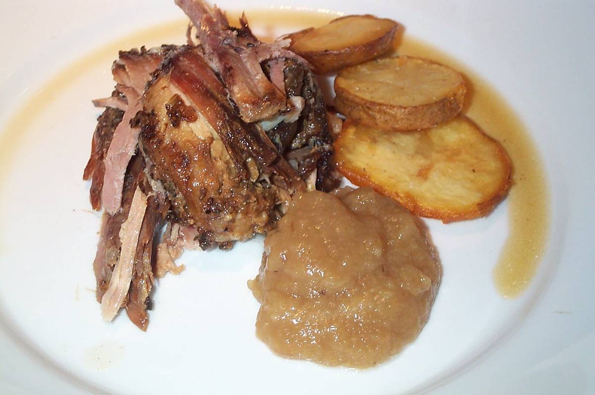 Fette di maialino arrosto con patate e purea di mele