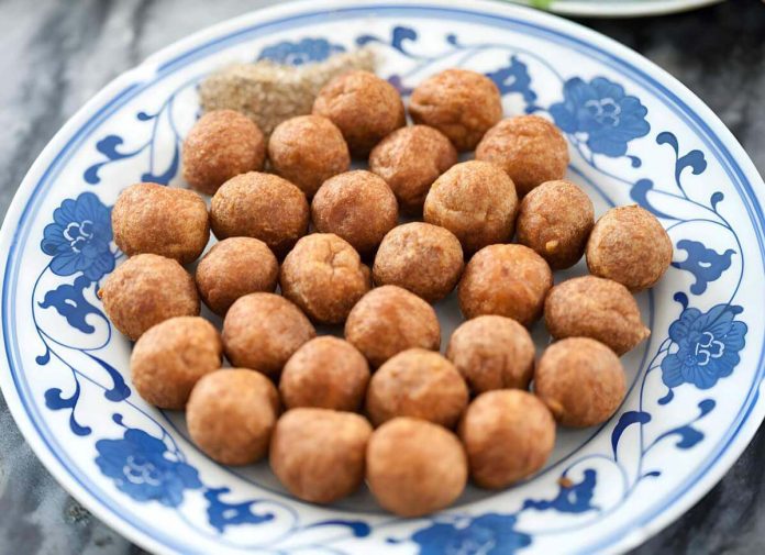 Palline di spinaci e salsiccia fritte