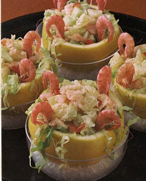 Cocktail di pompelmo e gamberetti presentati nella buccia del frutto