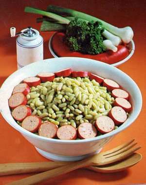 Fagioli e salsiccia in insalata