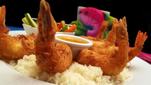 Scampi impanati e fritti su letto di riso