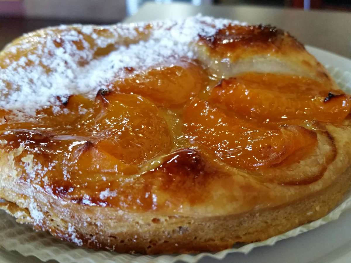 Torta di pasta frolla con albicocche sciroppate Torta di albicocche sciroppate con crema