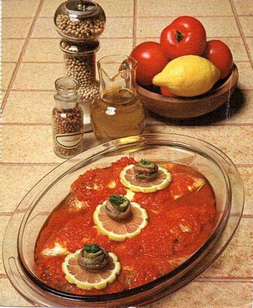 Triglie all'orientale con guarnizione di acciughe, limone e prezzemolo