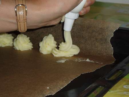 Preparazione delle patate duchessa con sacca da pasticceria