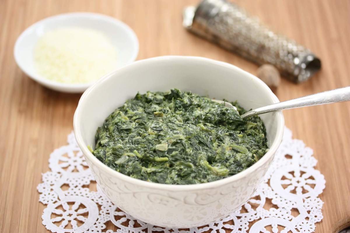 Gustosi spinaci alla panna in ciotola di servizio