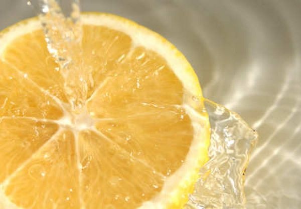 Bere acqua tiepida e limone al risveglio fa bene all'organismo