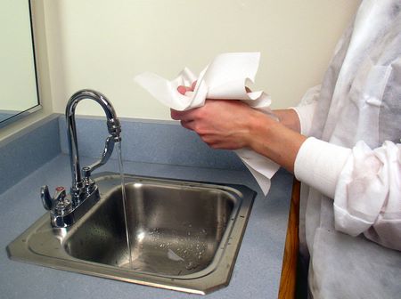 Per non fare diventare le mani secche è meglio asciugarle con la carta piuttosto che con il calore