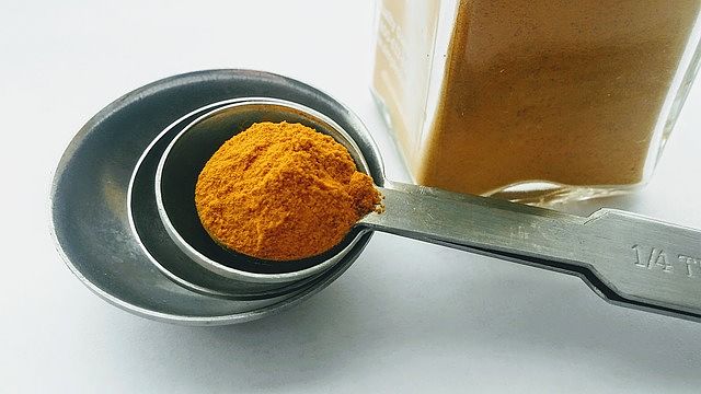 Curcuma Longa in polvere nel cucchiaio