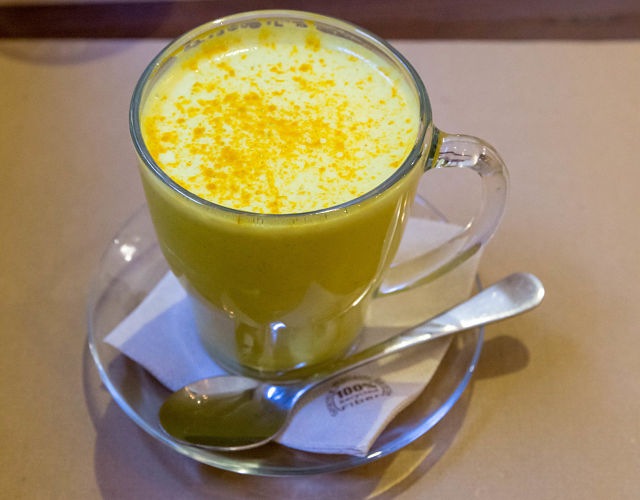 Golden milk preparato con latte e pasta di curcuma