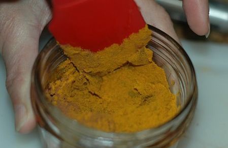 Lavorazione della pastetta di curcuma in vasetto di vetro