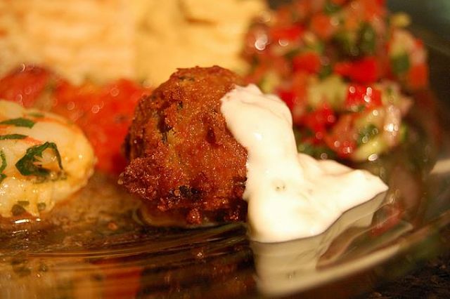 Falafel di ceci fritto con yogurt greco