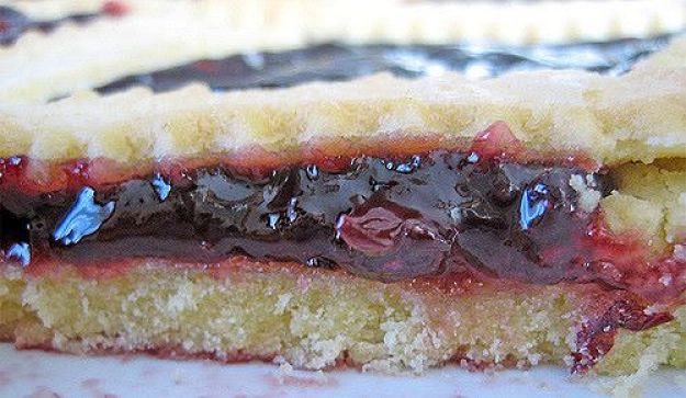 Marmellata di ciliegie Marmellata di ciliegie fatta in casa usata per farcire una crostata