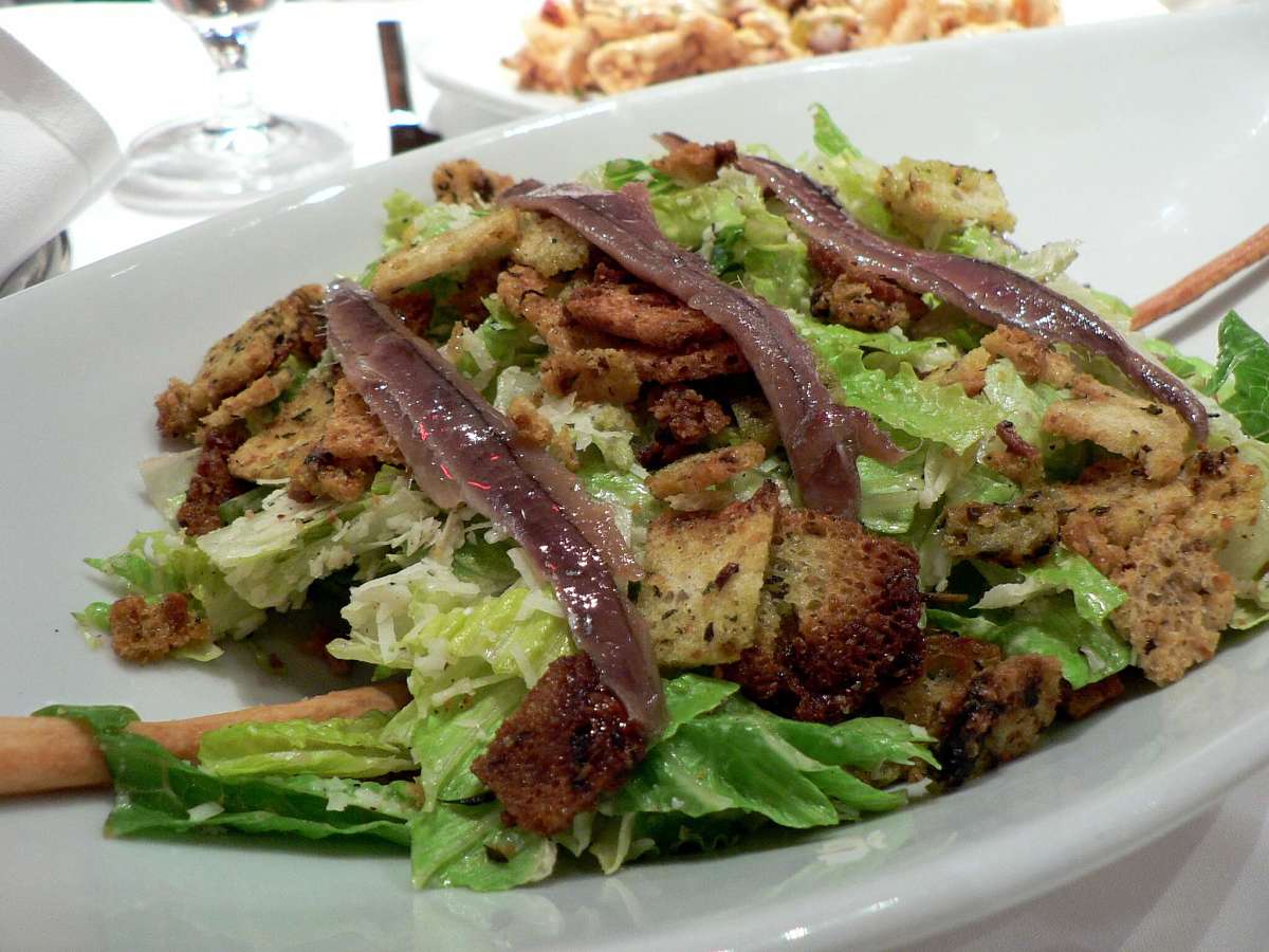 Come servire in tavola l'appetitosa Caesar salad Caesar salad con filetti di acciuga e crostini
