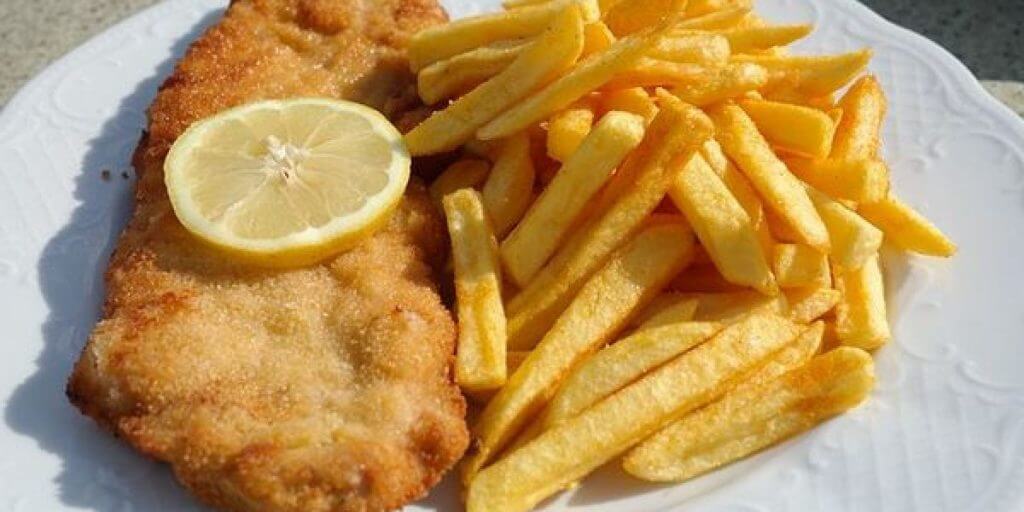 Cotoletta alla milanese economica con patatine fritte