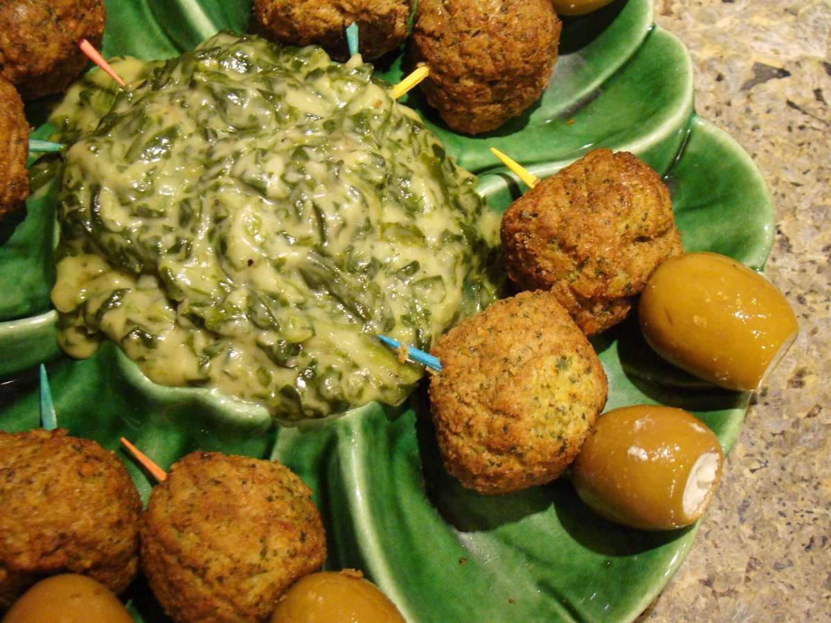 Falafel di fagioli fritti con salsa di accompagnamento